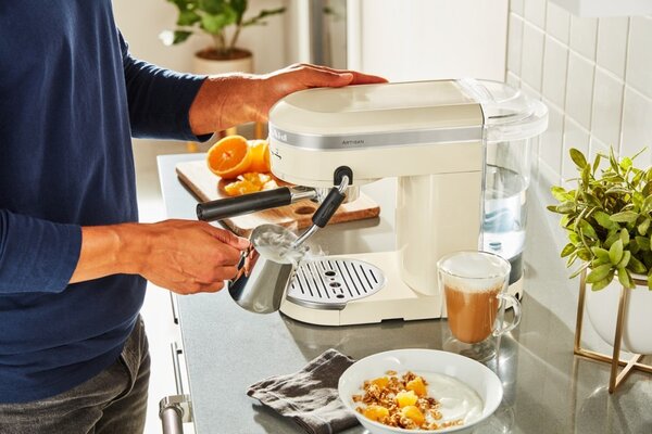 Pákový kávovar KitchenAid Artisan 5KES6503 - čierna
