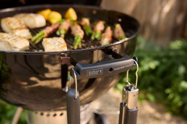 Gril Weber Master-Touch GBS Premium E-5770 - 57 cm, čierna