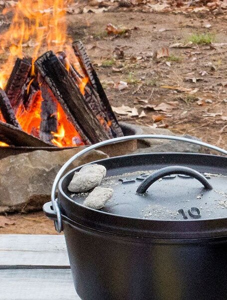 Liatinový hrniec Lodge Dutch Oven 3,8 l s poklicou
