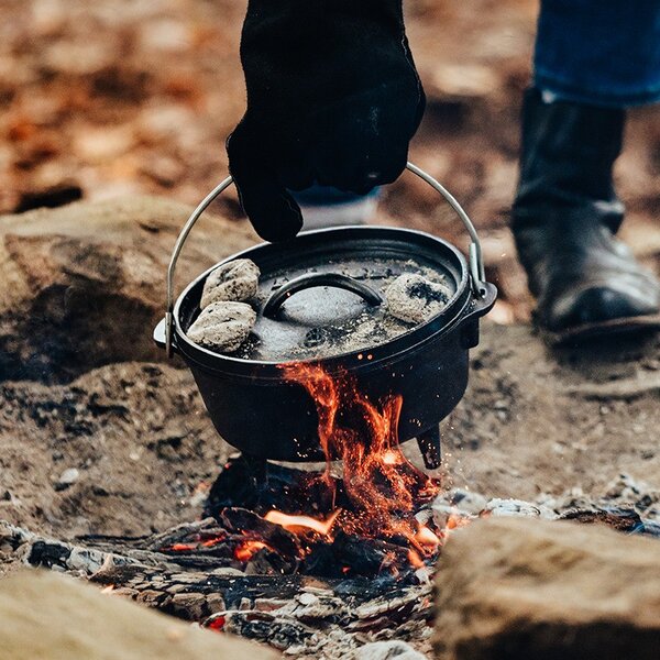Liatinový hrniec Lodge Dutch Oven 3,8 l s poklicou