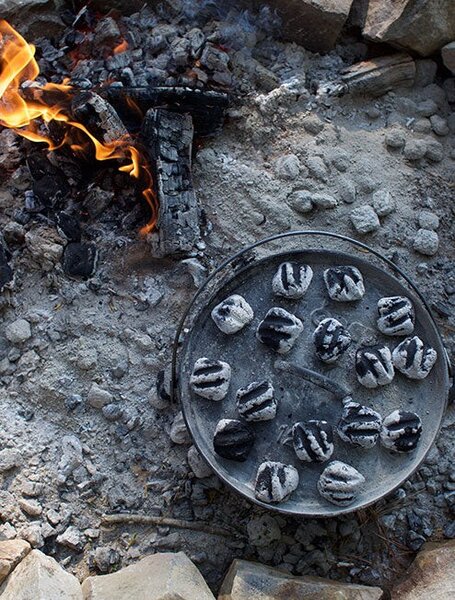 Liatinový hrniec Lodge Dutch Oven 3,8 l s poklicou
