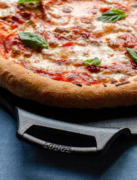 Liatinová pizza panvica Lodge 38 cm