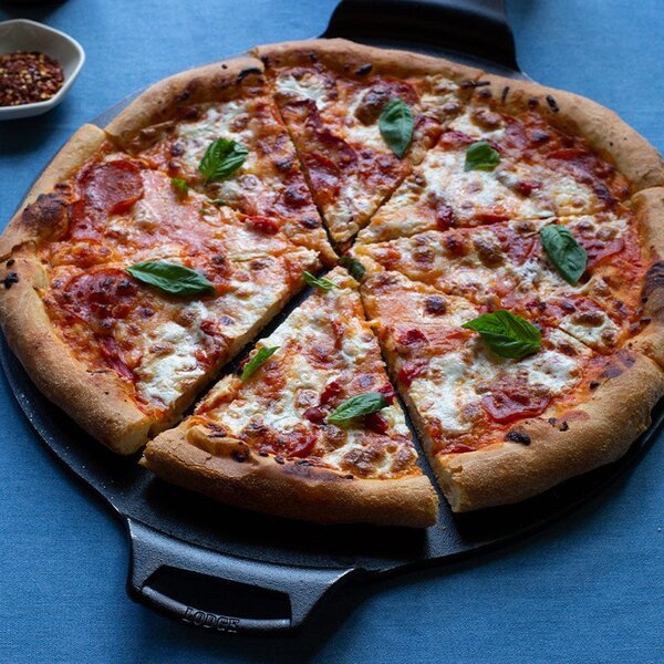 Liatinová pizza panvica Lodge 38 cm