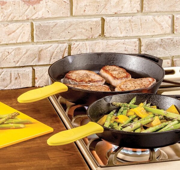 Modrý ochranný silikónový návlek na rukoväť liatinovej panvice Lodge