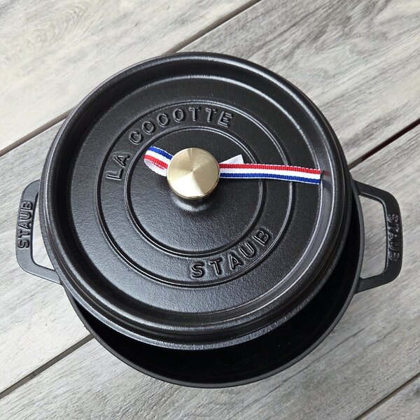Liatinový hrniec Staub 20 cm, čierny