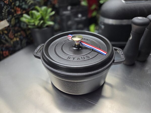 Liatinový hrniec Staub 20 cm, čierny