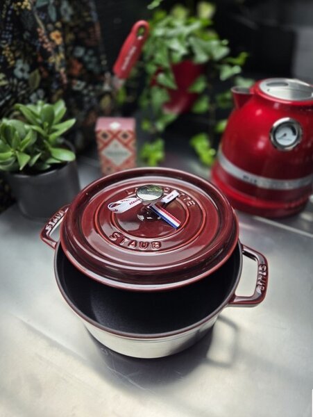 Liatinový hrniec Staub 20 cm, grenadina