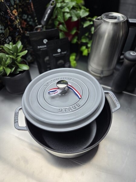 Liatinový hrniec Staub 20 cm, šedý