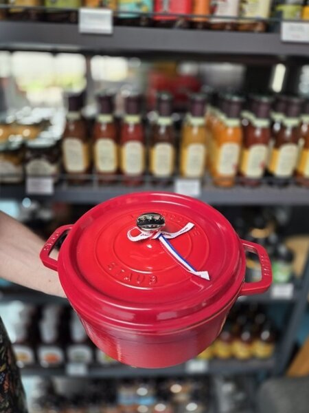 Liatinový hrniec Staub 26 cm, višňa