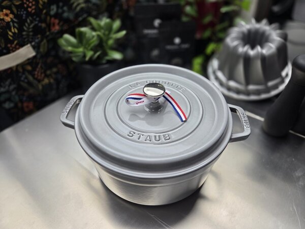 Liatinový hrniec Staub 20 cm, šedý