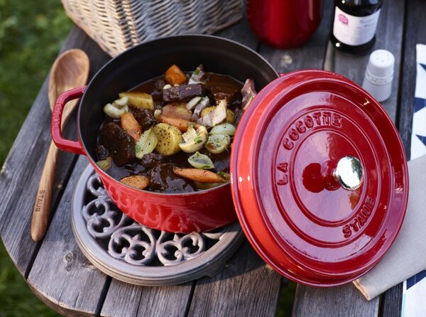 Liatinový hrniec Staub 26 cm, višňa
