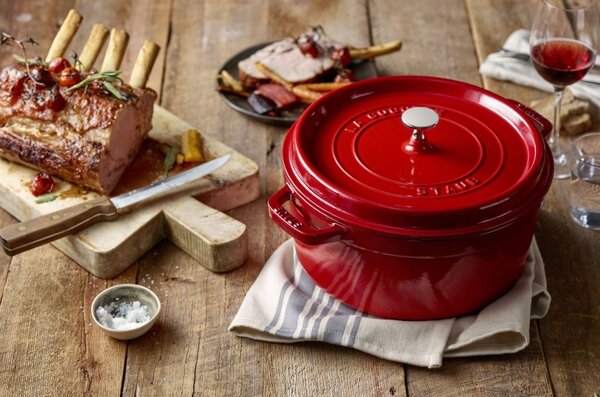 Liatinový hrniec Staub 26 cm, višňa
