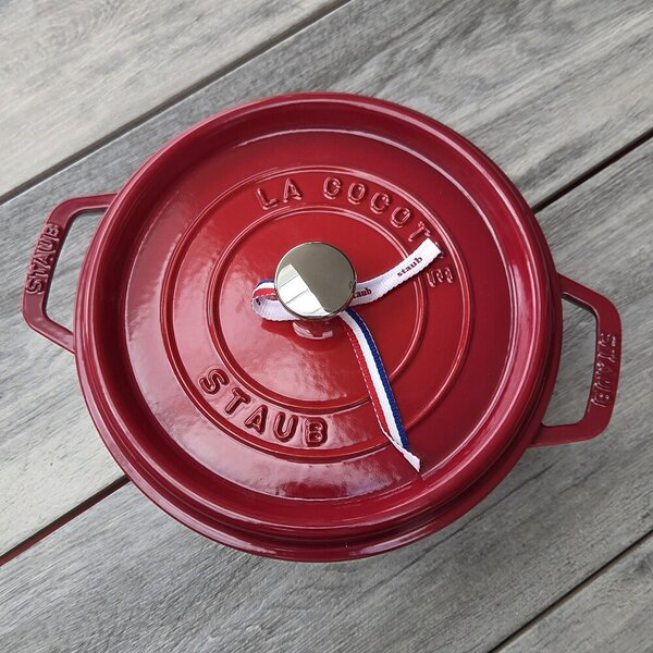 Liatinový hrniec Staub 26 cm, višňa