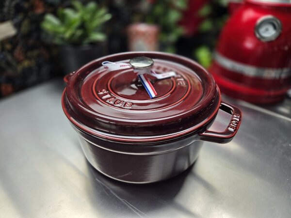 Liatinový hrniec Staub 20 cm, grenadina