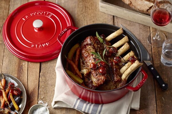 Liatinový hrniec Staub 26 cm, višňa