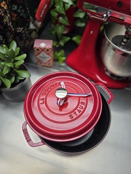 Liatinový hrniec Staub 26 cm, višňa