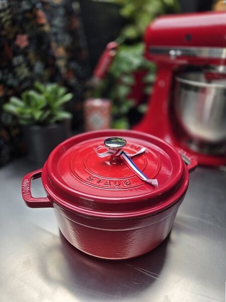 Liatinový hrniec Staub 26 cm, višňa