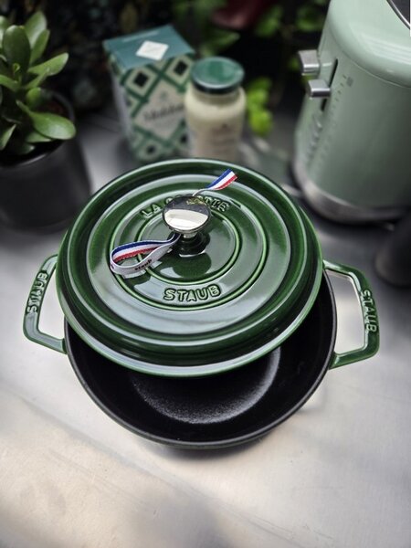 Liatinový hrniec Staub 22 cm, bazalka