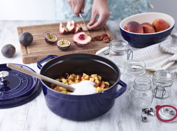 Liatinový hrniec Staub 28 cm, tmavomodrý