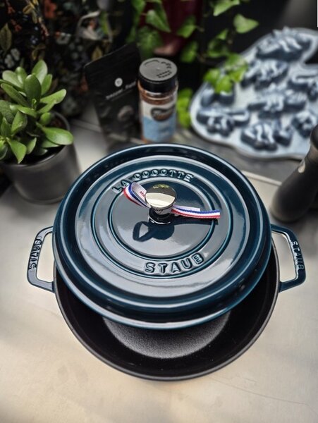 Liatinový hrniec Staub 26 cm, morská modrá