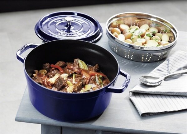 Liatinový hrniec Staub 28 cm, tmavomodrý