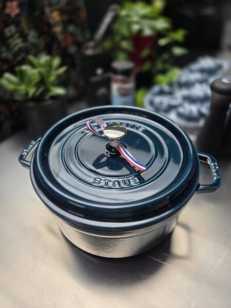 Liatinový hrniec Staub 26 cm, morská modrá