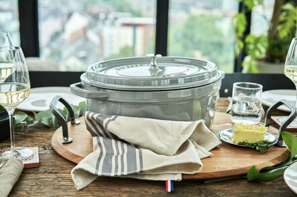 Oválny liatinový hrniec Staub 31 cm, šedý