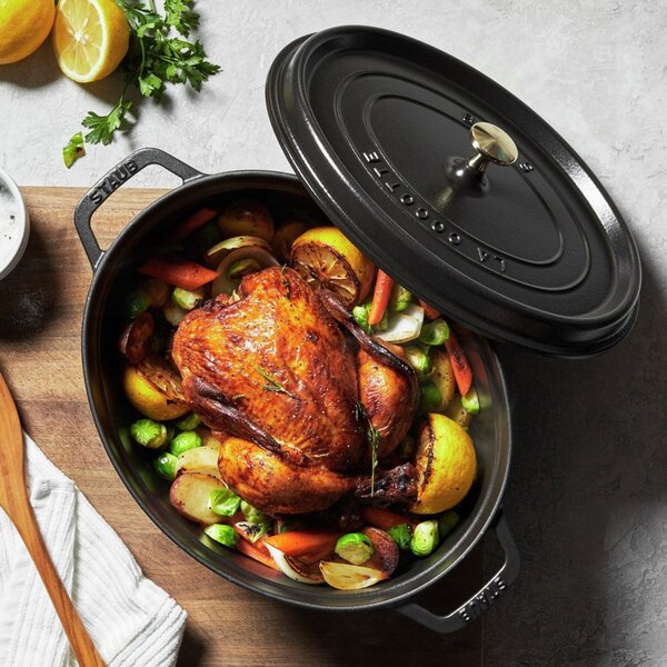 Oválny liatinový hrniec Staub 31 cm, čierny