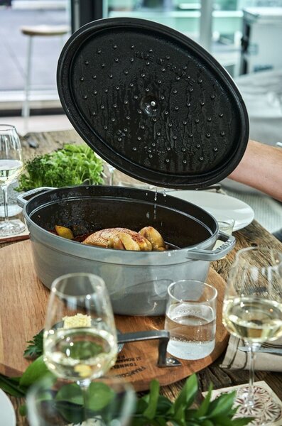 Oválny liatinový hrniec Staub 31 cm, šedý