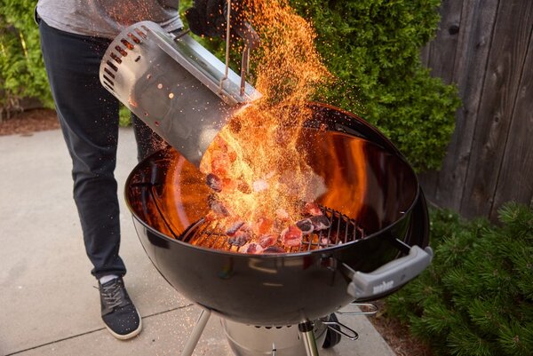 Gril Weber Original Kettle Premium 57 cm na drevené uhlie