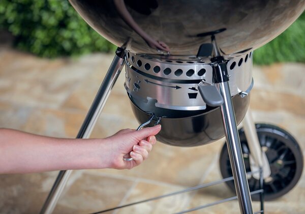 Gril Weber Master-Touch GBS Premium E-5770 - 57 cm, čierna