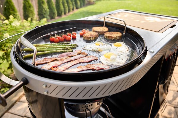 Gril na drevené uhlie Weber Performer Premium 57 cm