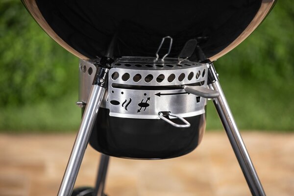 Gril Weber Master-Touch GBS Premium E-5770 - 57 cm, čierna