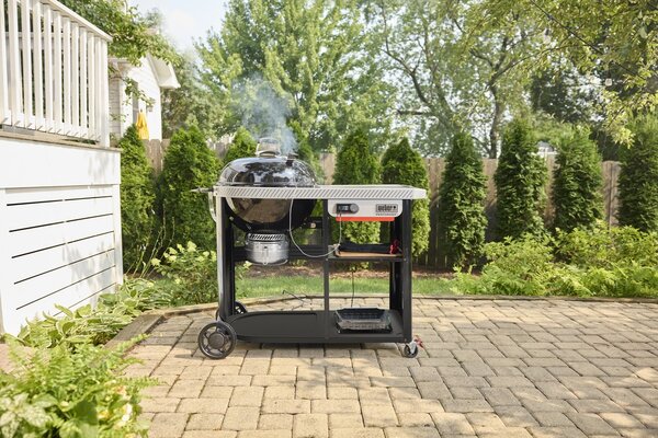 Gril na drevené uhlie Weber Performer Premium Smart 57 cm