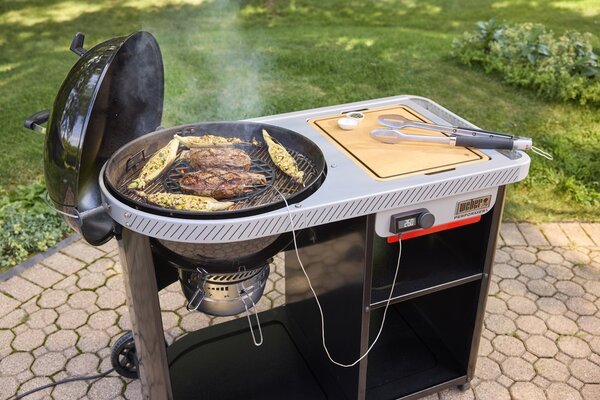 Gril na drevené uhlie Weber Performer Premium Smart 57 cm
