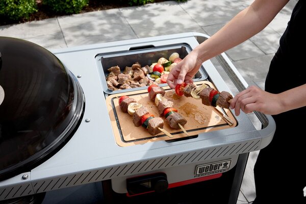 Gril na drevené uhlie Weber Performer Premium Smart 57 cm
