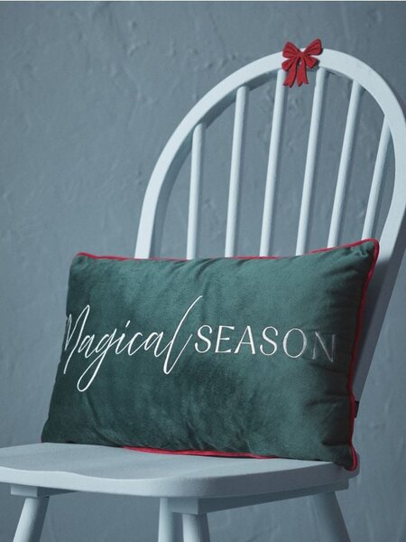 Sinsay - Vianočný dekoračný vankúš so strieborným nápisom „Magical Season“ - tmavozelená