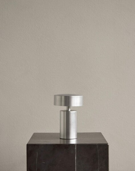 Audo Copenhagen Prenosná lampa Column, brushed aluminium 71223