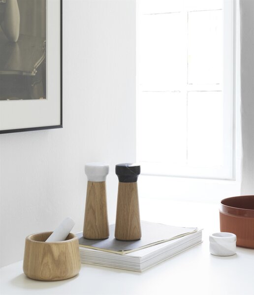 Normann Copenhagen Mlynček na čierne korenie Craft, malý – dub/čierny