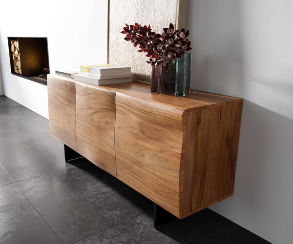 DELIFE Komoda New Live-Edge 145 cm akácia prírodná 3 dvierka podstava závesná kov čierna