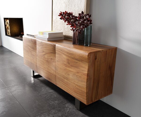 DELIFE Komoda New Live-Edge 145 cm akácia prírodná 3 dvierka podstava z nerezovej ocele kefovaná