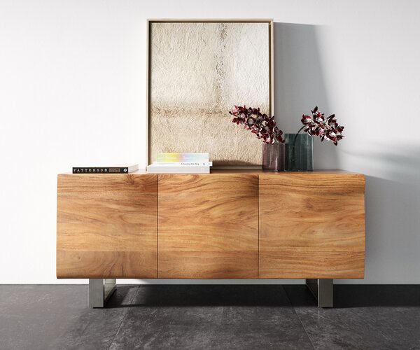 DELIFE Komoda New Live-Edge 145 cm akácia prírodná 3 dvierka podstava z nerezovej ocele kefovaná