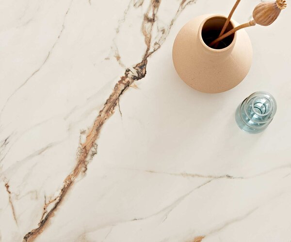 DELIFE Konferenčný stolík Ekrem 88x85 cm keramika Calacatta Luxe bielo-zlato-šedá Hairpin okrúhly kov titánový efektový povrch