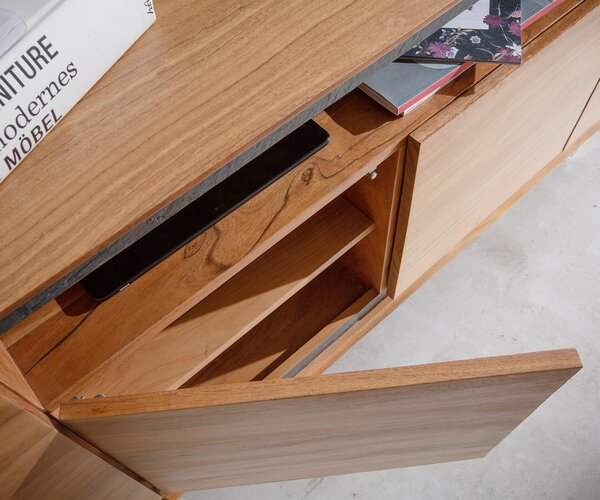 DELIFE Komoda Stonegrace 175 cm akácia prírodná 4 dvierka 1 priehradka kamenná dyha podstava v tvare V