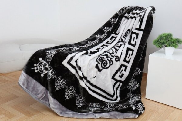 Čiernobiela teplá deka s ornamentami