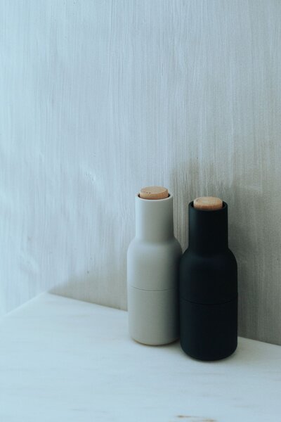 Mlynček na soľ a korenie Bottle Ash/Carbon Beech – set 2 ks