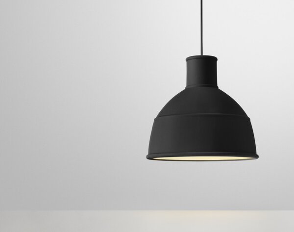 Muuto Závesná lampa Unfold, black UNFPEN3201