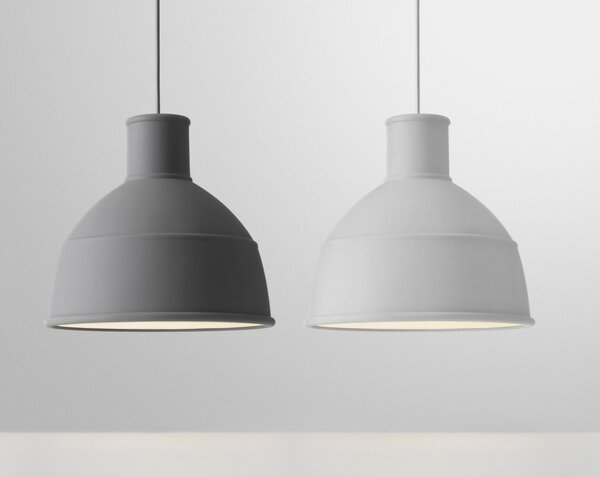 Muuto Závesná lampa Unfold, light grey UNFPEN3203