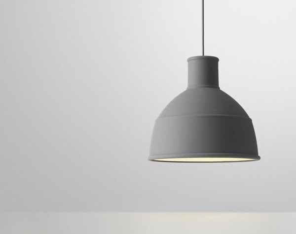 Muuto Závesná lampa Unfold, dark grey UNFPEN3202