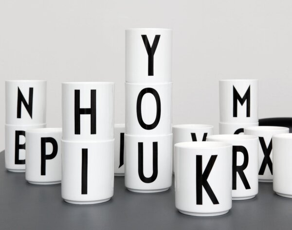 Design Letters Hrnček s písmenom V, white